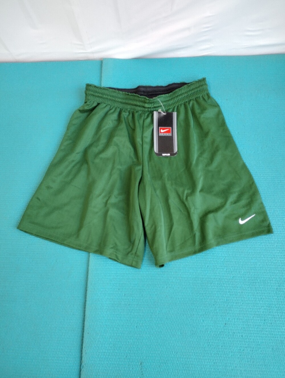 NWT Nike Supplier Boys 7" Inseam Training Athletic Shorts Green L (14-16)